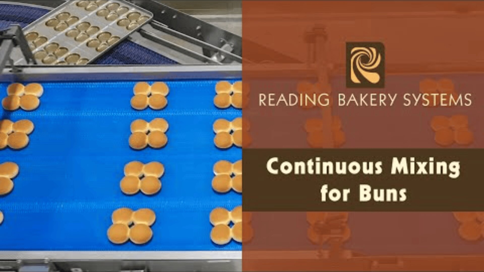 Förderband mit rohen Brötchen, die sich durch eine Produktionslinie bewegen. Die rechte Seite zeigt das Logo und den Text von Reading Bakery Systems: Kontinuierliches Mischen für Brötchen auf orangefarbenem und braunem Hintergrund.