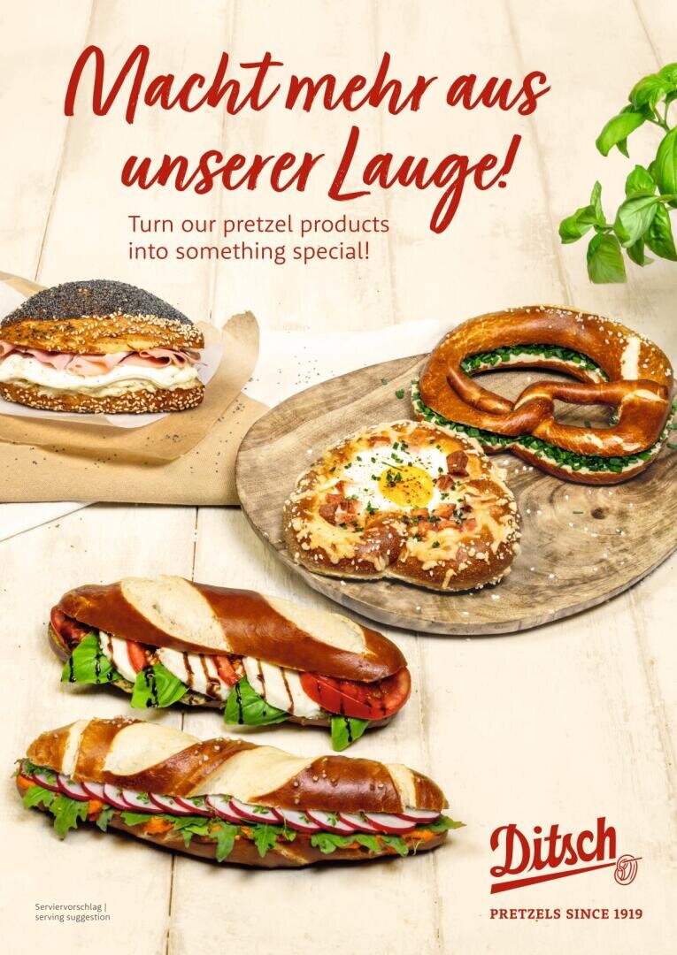 Auf einer Holzfläche werden verschiedene Laugenbrötchen mit unterschiedlichen Füllungen und Belägen präsentiert. Der Text in deutscher und englischer Sprache lautet: "Machen Sie aus unseren Brezelprodukten etwas Besonderes", darunter das Ditsch-Logo.