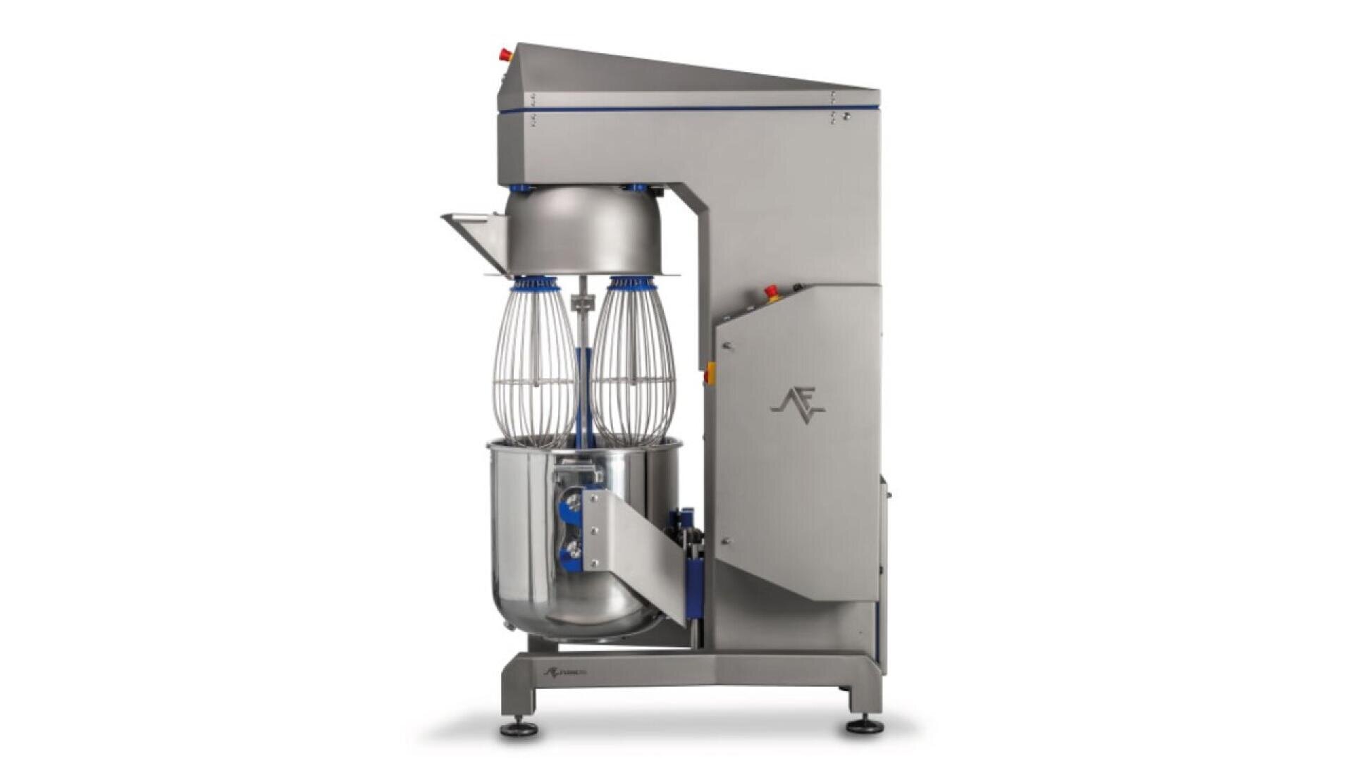 Großer industrieller Standmixer mit einer Metallschüssel und zwei Schneebesen, eingefasst in einen Edelstahlrahmen mit Bedienknöpfen und einem Seitenpaneel, konzipiert für die gewerbliche Lebensmittelzubereitung.