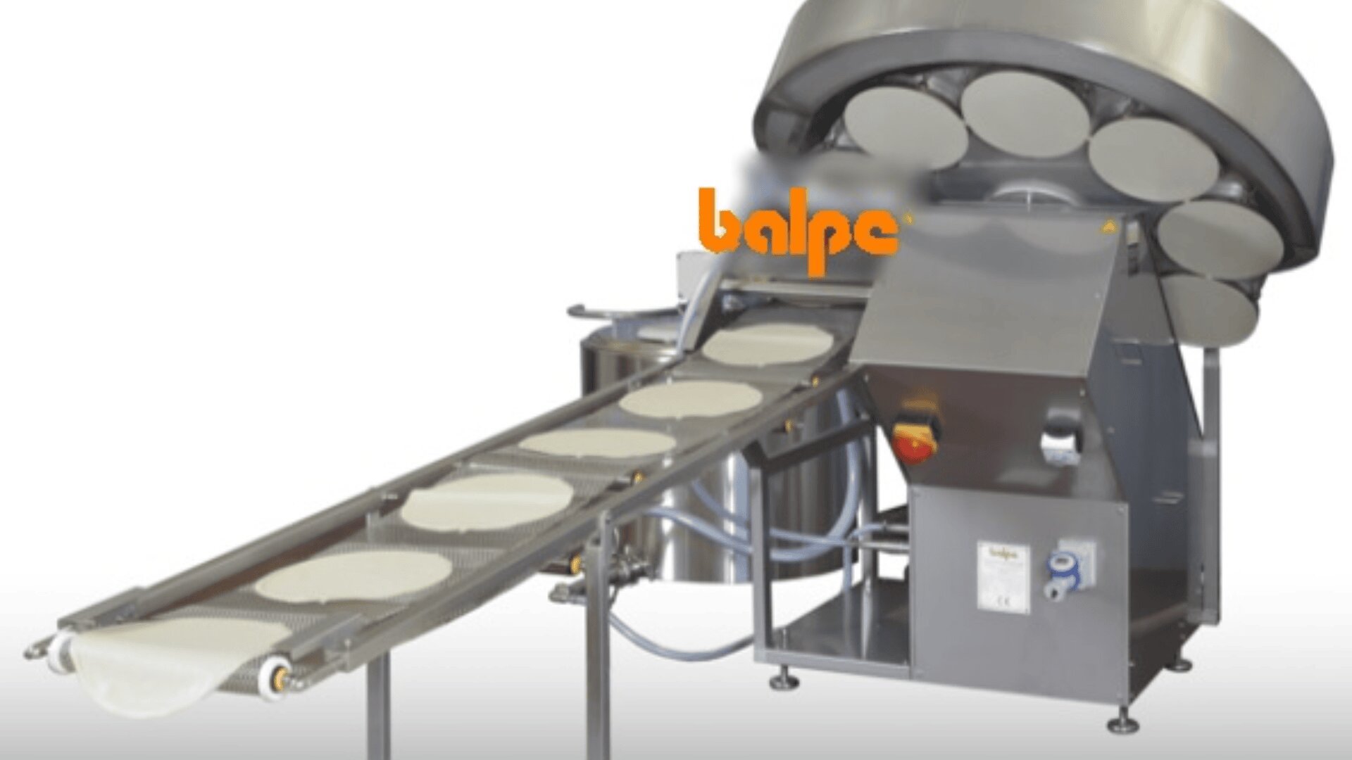 Eine handelsübliche Tortillamaschine mit einem Förderband, das mehrere runde Tortillas hält, und dem auf der Maschine angebrachten Wort balpe. Der Apparat besteht aus Komponenten aus rostfreiem Stahl.