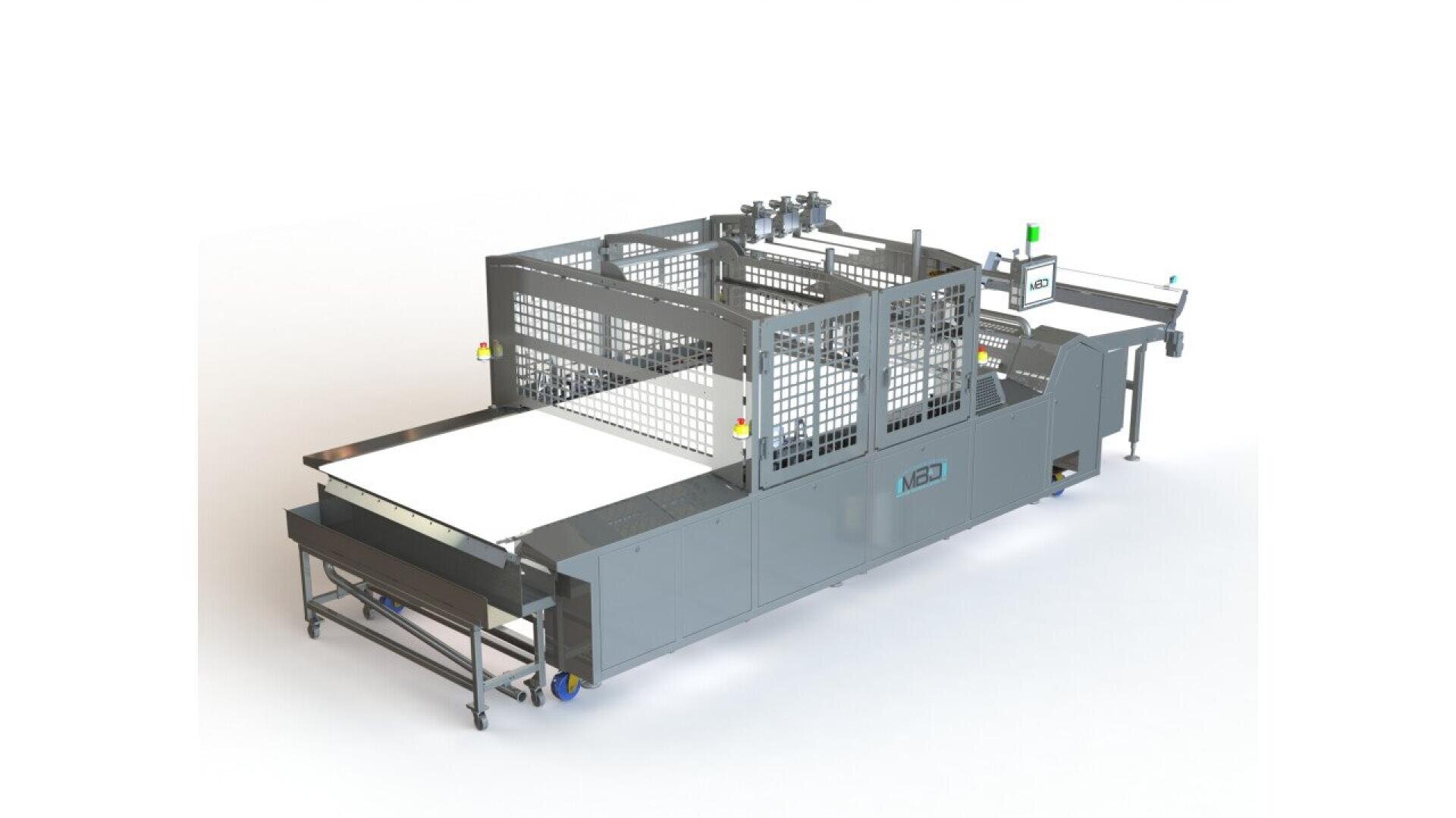 Industrielle Lebensmittelverarbeitungsmaschine mit Metallrahmen, Förderbändern und Sicherheitsbarrieren, konzipiert für die automatisierte Produktion. Das Bedienfeld mit Display und Tasten ist auf der rechten Seite sichtbar.