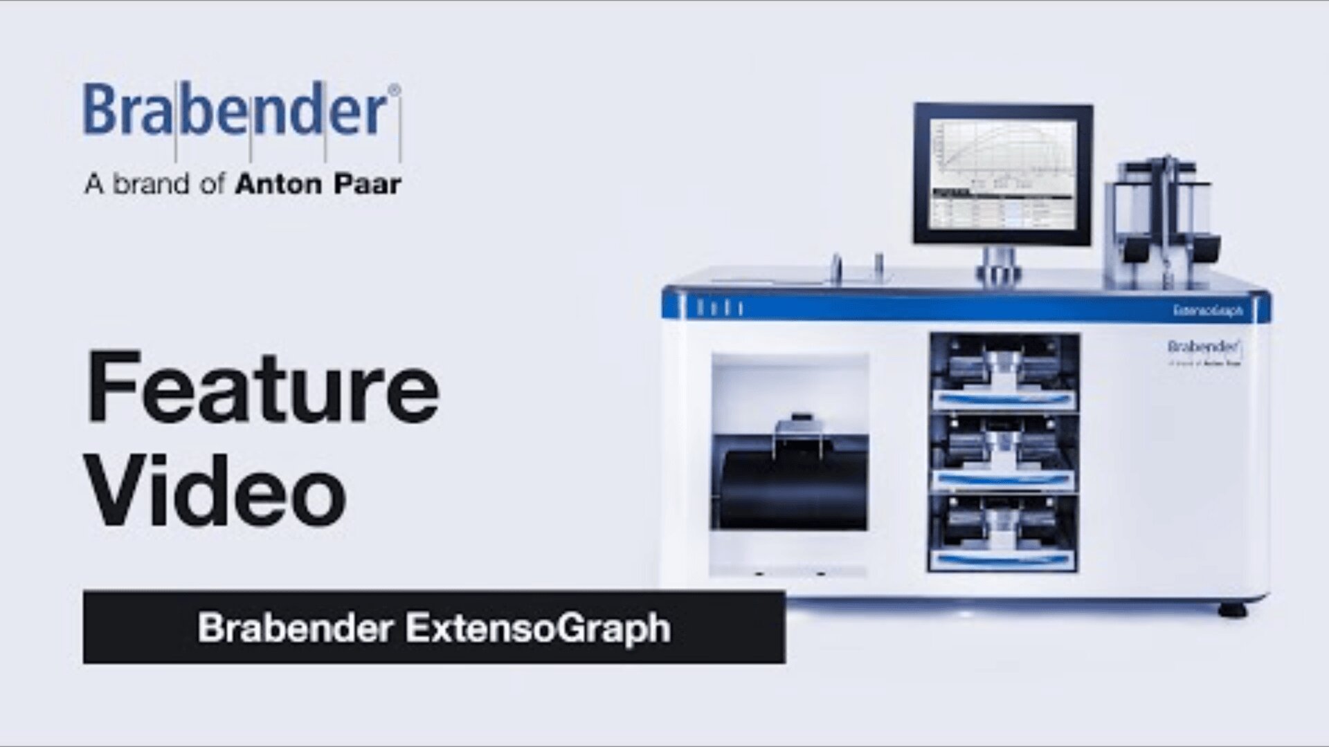 Brabender ExtensoGraph-Maschine mit einem Monitor, der eine Grafik neben dem Text anzeigt: "Feature Video. Brabender ExtensoGraph. Brabender, eine Marke von Anton Paar.".