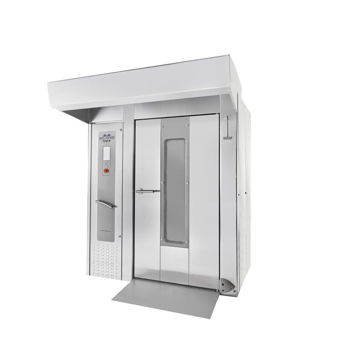 Ein großer Industrieofen aus rostfreiem Stahl mit einer vertikalen Tür, einem Bedienfeld und einem kleinen Fenster in der Mitte. Der Ofen hat eine Rampe für den einfachen Zugang und eine Abzugshaube oben.