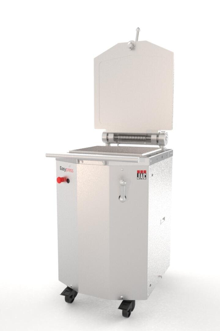 Eine kommerzielle Brotschneidemaschine mit einem Metallgehäuse, einer großen rechteckigen Schneidefläche, einem roten Hebel und dem JAC-Markenlogo. Der obere Deckel ist geöffnet und die Maschine steht auf vier kleinen Rädern.