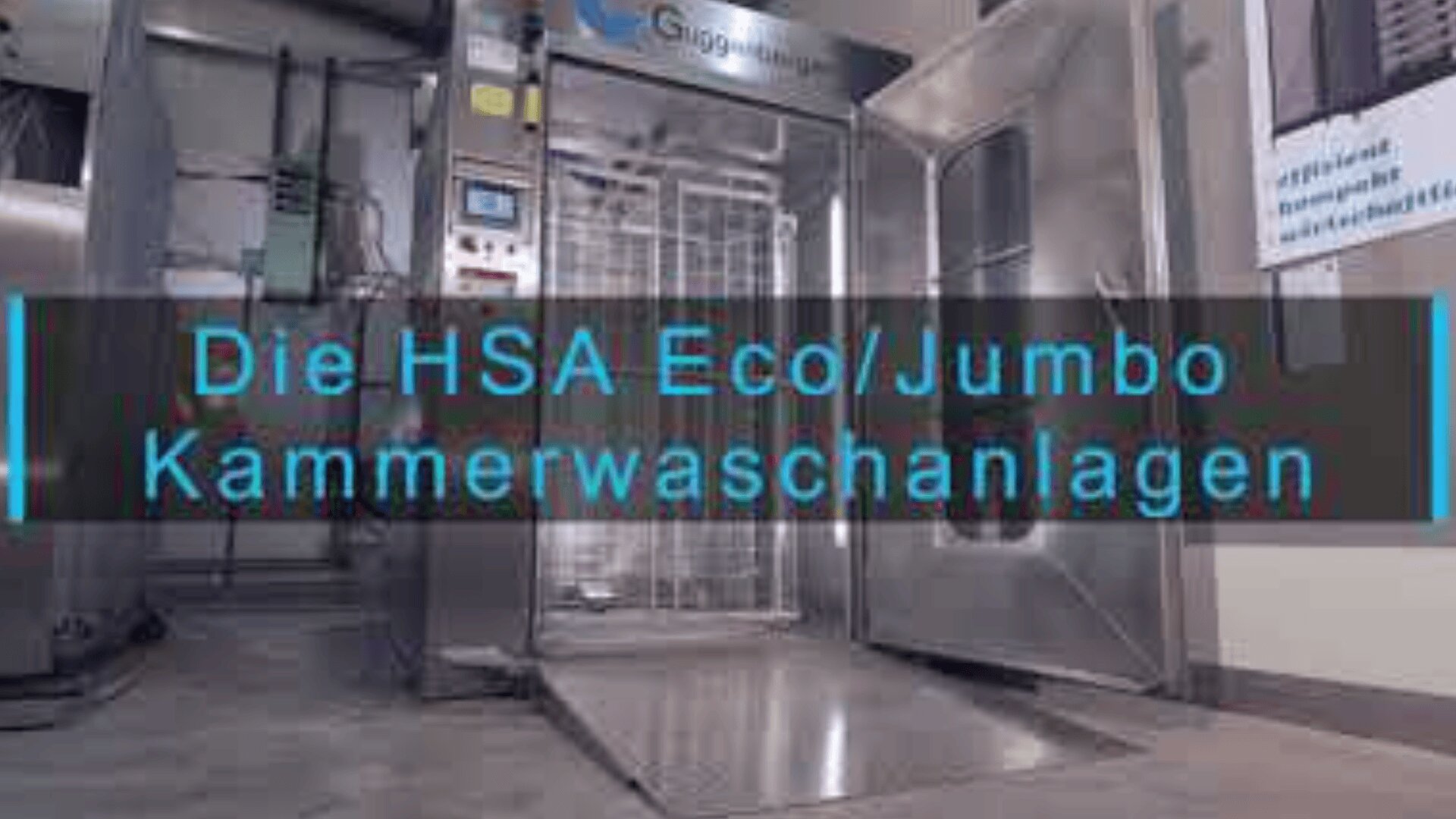 Eine große industrielle Waschmaschine steht offen in einer sauberen Anlage. Der blaue Text über dem Bild lautet: Die HSA Eco/Jumbo Kammerwaschanlagen.