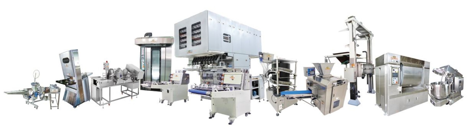 Eine Reihe verschiedener industrieller Maschinen zur Lebensmittelverarbeitung und -verpackung, darunter Förderbänder, Mischer, automatisierte Montageeinheiten und Geräte aus Edelstahl, in einer Linie auf weißem Hintergrund angeordnet.