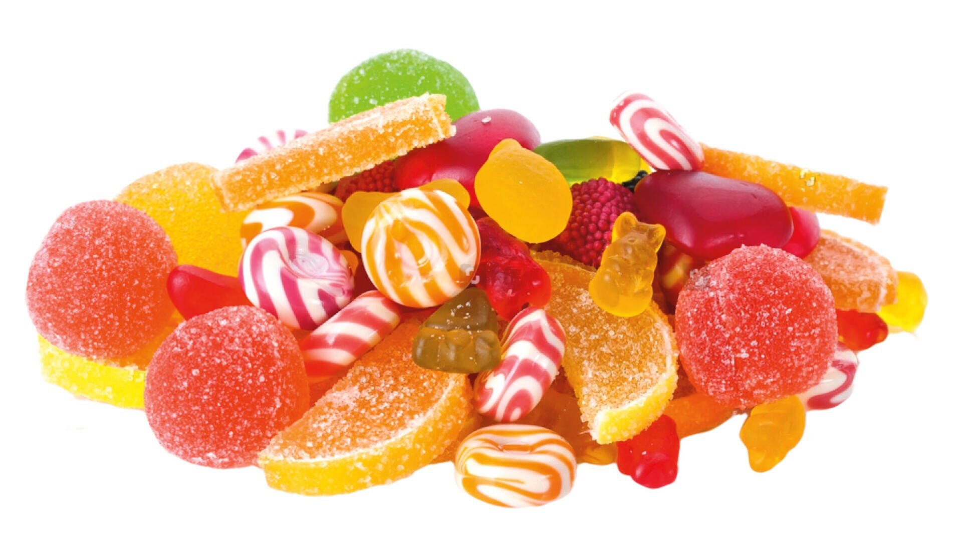 Eine bunte Mischung aus Gummibonbons, Fruchtgummis und Bonbonstangen, die auf einem weißen Hintergrund aufgetürmt sind.