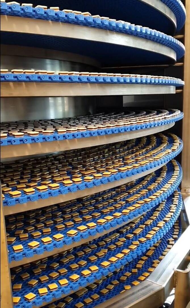 Ein rundes Regal mit blauen und gelben Gegenständen.