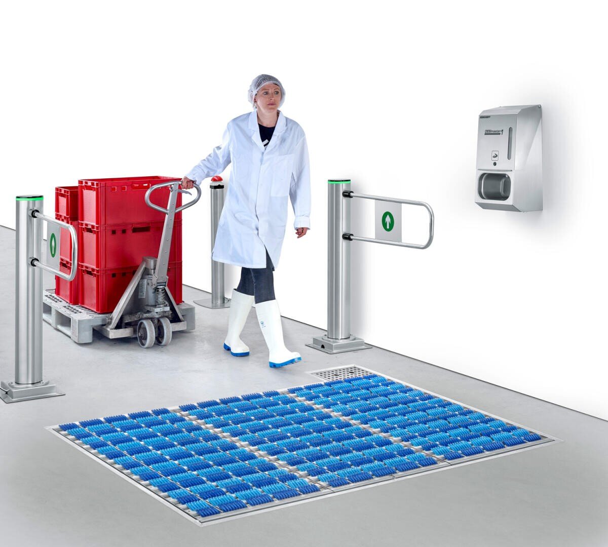 Eine Person in einem weißen Laborkittel, Haarnetz und Stiefeln zieht einen Wagen mit roten Behältern und geht durch eine Hygienestation mit blauen Bodenbürsten und einem an der Wand montierten Desinfektionsmittelspender.