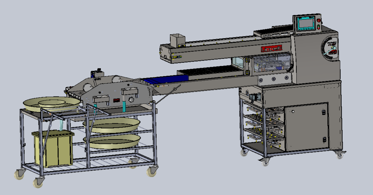 Industrielle Lebensmittelverarbeitungsmaschine mit Förderband, Bedienfeld und mehreren Tabletts auf einem Wagen. Die Maschine scheint für die automatisierte Handhabung oder Verpackung von Lebensmitteln konzipiert zu sein.